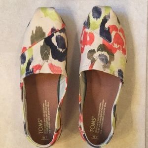 Toms floral flats